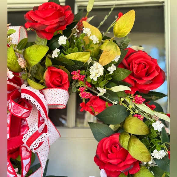 Red Roses Wreath - Picture 4 of 7